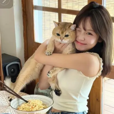 【深夜美食】《爱吃拉面的小泉同学》早见明里：为了吃遍全日本最好吃的拉面，女高中生的狂热日常