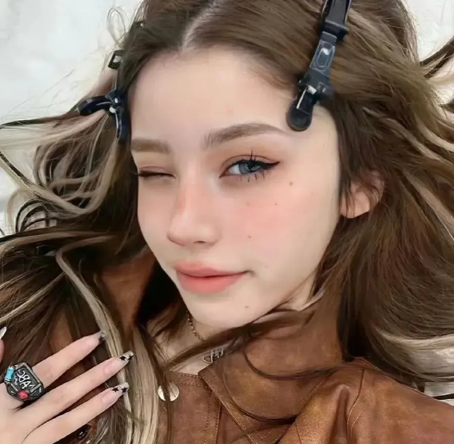【日系青春物语】《花与爱丽丝》高清在线：两个女孩与一个男孩的谎言三角恋，青涩动人